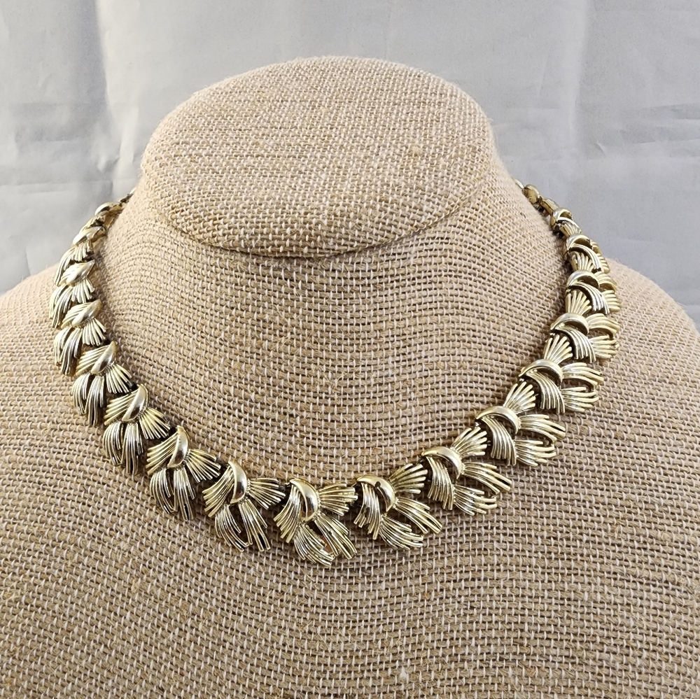 Vtg Coro 17 1/2" Gold Tone Leaf Adjustable Choker Collar Necklace